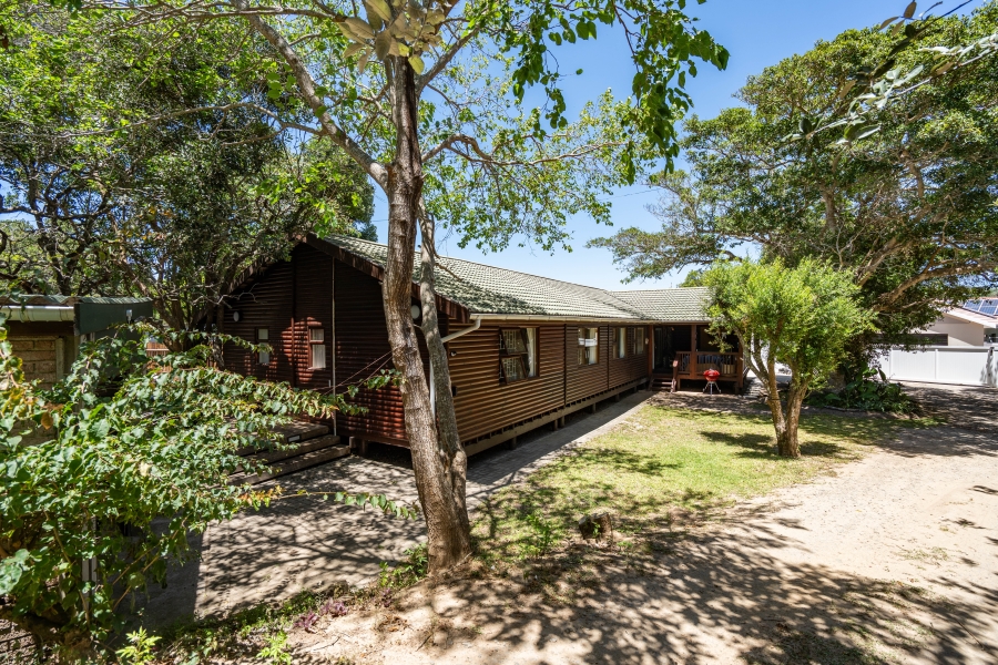 5 Bedroom Property for Sale in Seafield Eastern Cape